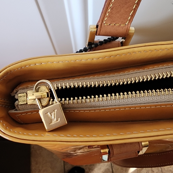 💥AUTHENTIC💥 Louis Vuitton Houston Vernis Monogram Tote - Picture 6 of 14